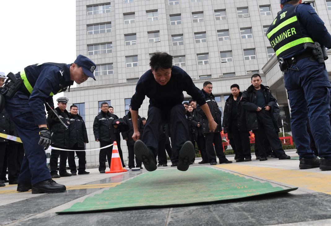 交警街头“比武” 司机：考谁呢？,可靠设计策略解析_尊享款19.98.80