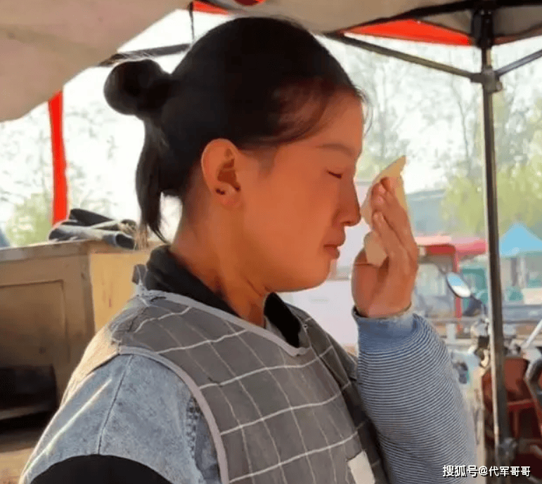 励志少女，从烤牌姑娘到人生舞台的蜕变之路