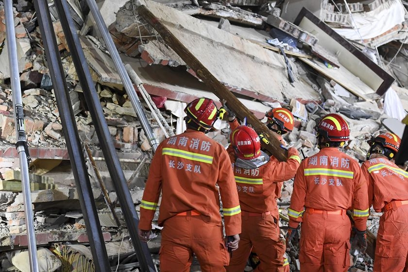 长沙自建房倒塌事故引发社会警醒，责任追究与深思，54死事故导致15人获刑