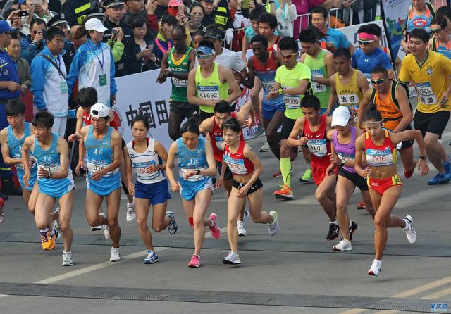 官方回应马拉松冲线遭阻拦，正确处理赛事突发状况的方法探讨