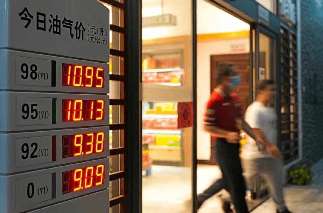 最新油价调整消息与小巷特色小店的奇妙之旅